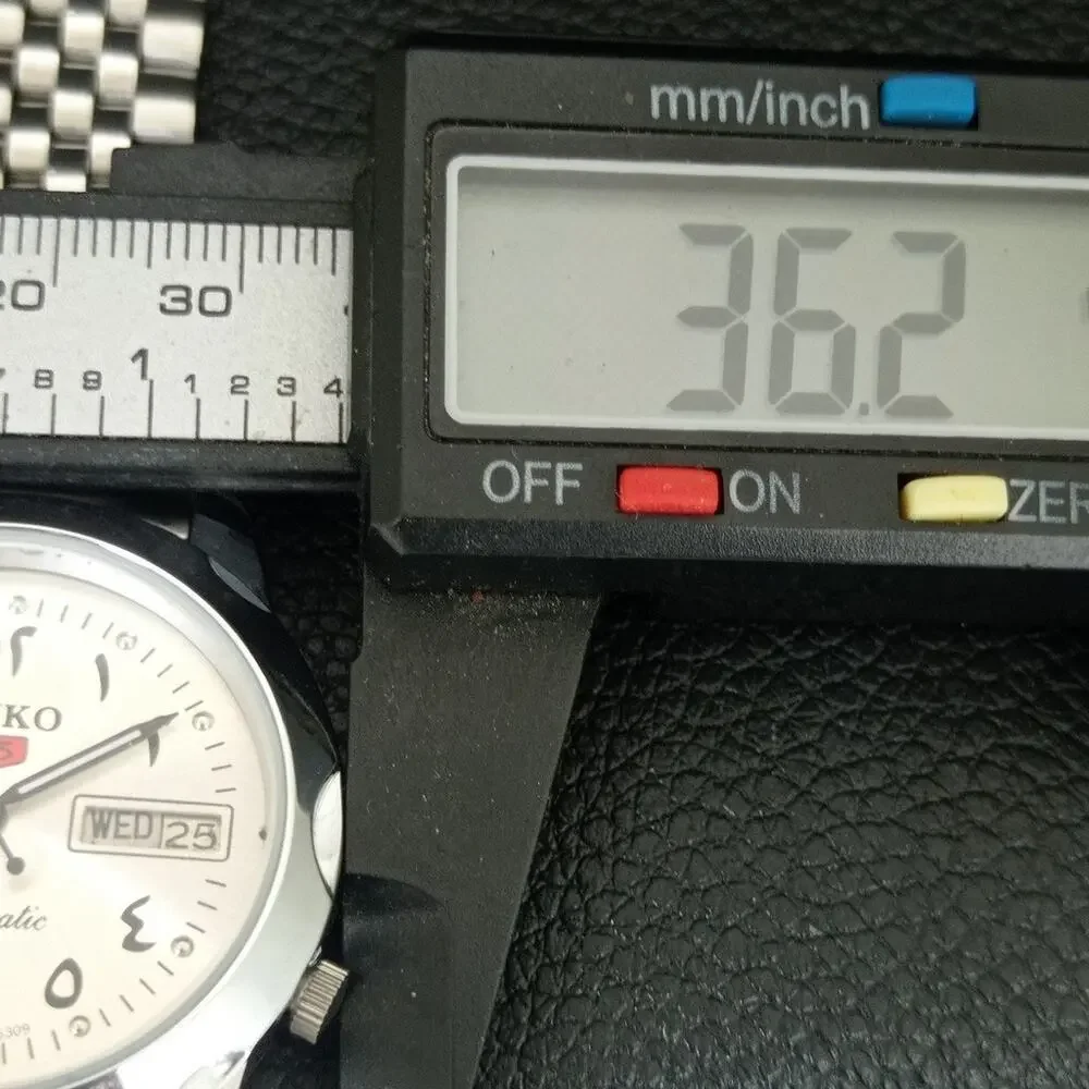 Vintage 1981 Seiko Automatic Mens Silver Watch W/daydate & Red accents